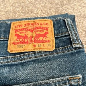 Men’s distressed Levi 505 jeans